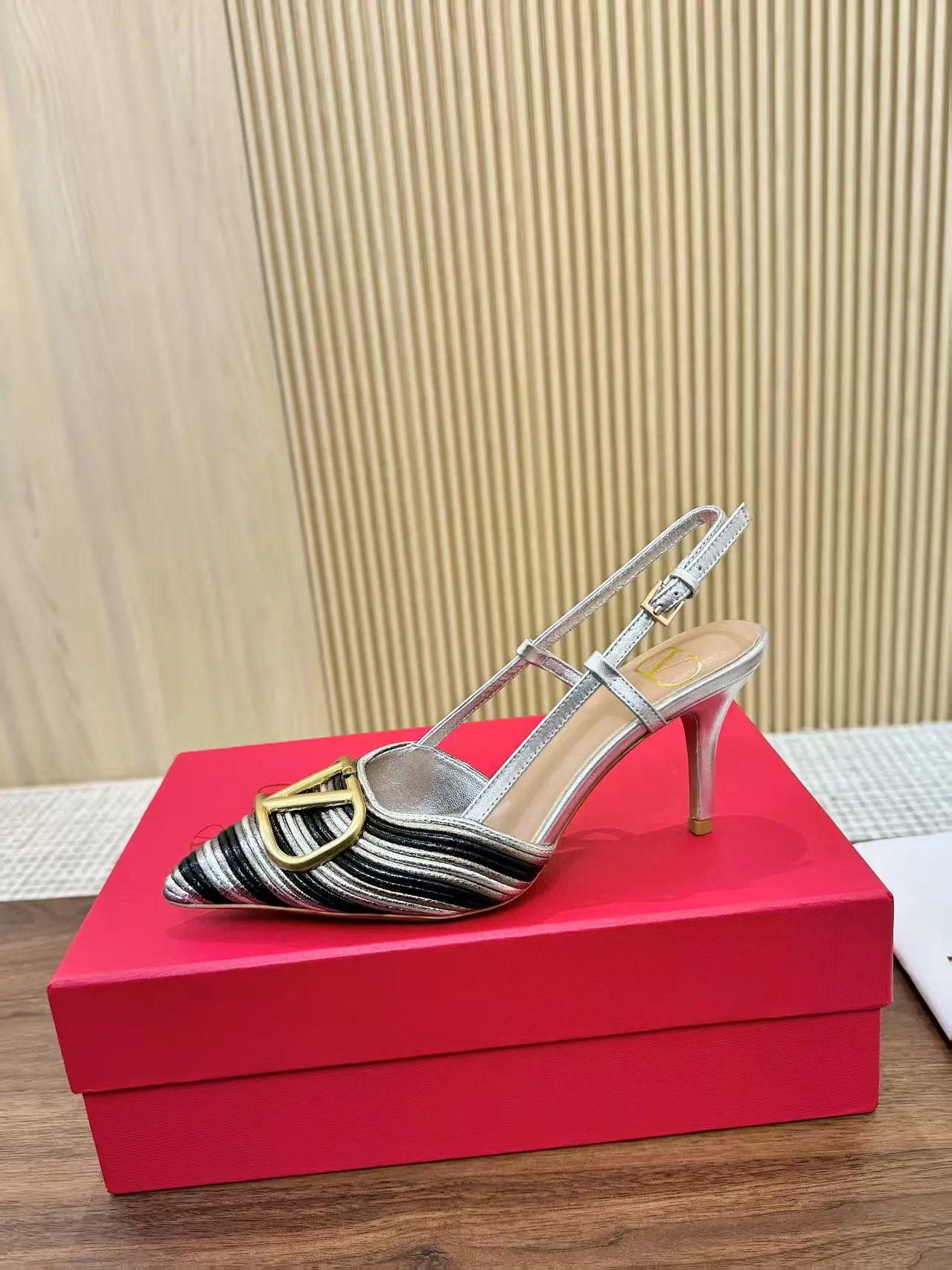💕💕Factory direct selling price p440💕💕 Genuine leather sole +40 Top version 𝑉𝐴𝐿𝐸𝑁𝑇𝐼𝑁𝑂 Valentino new spring and summer women's back hollow sandals. The unique [unique V family hand-woven design] brings out a full sense of high-end, and the new season will live up to expectations! Worth buying★Absolutely high-grade❥Original method, Absolutely sensual❥Elegant style, creating a different feeling, simple and elegant style!  Code number: 35-41 (34-42 customized, non-returnable) Lining: Sheepskin lining Heel height: 7.5 cm Leather outsole Rubber outsole